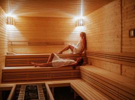 OREA Resort Devět Skal Vysočina，位于Sněžn&eacute;的带泳池的酒店