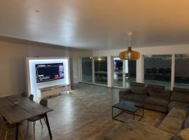 Luxury villa with modern design & spa bathroom，位于措斯楚斯的酒店