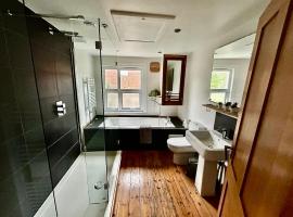 Nomi Homes - Okehampton Place - Exeter - Sleeps 7，位于埃克塞特的酒店