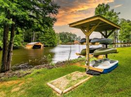 Lakefront 3BR with Bunkhouse and Kayaks, Rowboat Included，位于Many的酒店