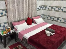 1 min walking distance saryu Aarti Ghat "sri punjabi guest house' PH 639"430"9613