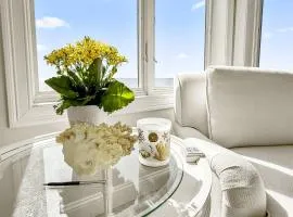 Hillside's Setting Sun Waterfront Retreat