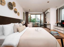 Quiet Asoke/Nana BTS Retreat w/ Skyline & Gym/Park，位于Khlong Toei的酒店