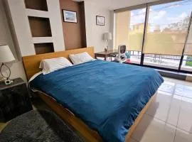 S01 SUITE KING SIZE Premium Frente al TEC CEM con Cocineta WiFi Balcón Parking Terraza