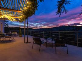 Le 180 à Balazuc - Vue exceptionnelle sur les Gorges de l'Ardèche & Jacuzzi，位于巴拉聚克的酒店