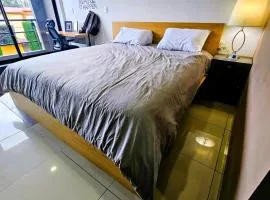 S03 SUITE KING Premium Frente al TEC CEM Cocineta WiFi Balcón Parking Terraza