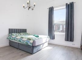 Modern Bury Retreat - Free Parking, Easy Manchester Access，位于Tottington的酒店