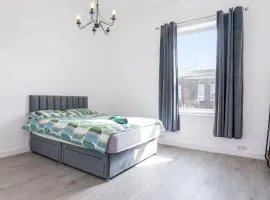 Modern Bury Retreat - Free Parking, Easy Manchester Access
