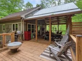 By The New River - Hot Tub - Fireplace - Covered Porch