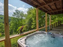 3 Bed Cabin Overlooking the New River-- HOT TUB, Fire Pit, Dogs OK