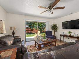 Cozy home near USSSA complex, Viera and Cruise Terminals!，位于罗克雷治的酒店