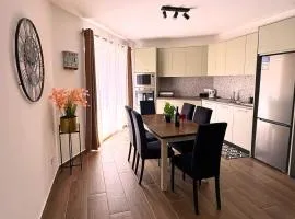 New 3BR Apt-AC-Wi-Fi-Kitchen 4 mins away from airport