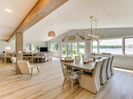 Lakefront Home on 17 Acres 9 Mi to Dtwn Brainerd!，位于East Gull Lake的酒店