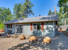 Private Horse Stall Unplug at Shingletown Home!，位于Shingletown的酒店