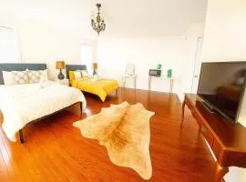 Markham luxurious Private King Master bedroom