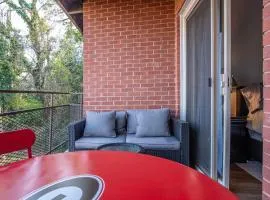 Classic City Getaway - Walk to Sanford Stadium
