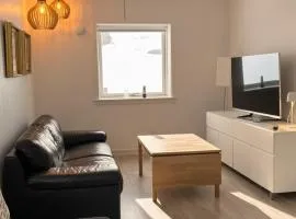 Cozy Apartment by Harbour, 2 Min Walk to Shops