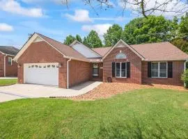 Cookeville Family Retreat 3BR Home with Yard Close to TTU & Town