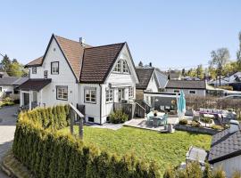 Romslig enebolig med privat hage og gratis parkering，位于罗伦斯固克的酒店