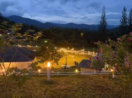 บ้านเนินเขา รีสอร์ท&แคมป์ปิ้ง，位于Ban Muang Ton Mamuang的带停车场的酒店