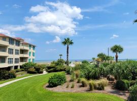 Desoto Beach Club by Tybee Vacation Rentals，位于泰比岛的酒店
