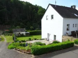 Waxweiler Riverside Retreat