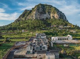 Masion Sanbang Jeju，位于西归浦市的带热水浴缸的酒店