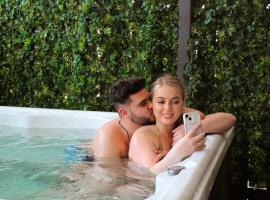 Luxury Spa Escape - Hot Tub Sauna Projector，位于迪耶普的酒店