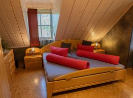 Privatzimmer mit Gemeinschaftsbad - Zur Fliegerbank in der Rh&ouml;n，位于Burkardroth的带热水浴缸的酒店