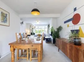 Charming 2-Bed Home in Stonehouse