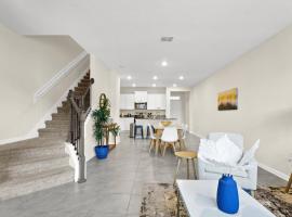 Luxury 3BR Townhome | Pool | Gym | Close 2 Beach.，位于圣奥古斯丁的酒店