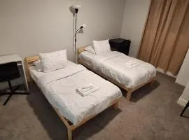 Bright & Chic 3-Bedroom Unit for Family or Business by UofA Whyte Ave Downtown in Edmonton