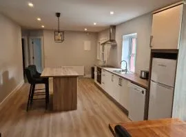 Modern 2 bedroom Apartment with River views