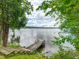 Glamping Getaway at Lake Carmi Cabin!，位于Franklin的酒店