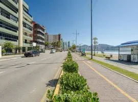 Apto c varanda e churrasq em cond beira mar UAR301