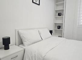 Apartament Alb&Negru，位于赛比什的酒店