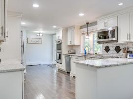 Golf, Hike and Explore Family Home in Pembroke!，位于Bow Center的酒店