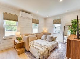 Pet Friendly Tiny Home with Deck Close to MSU，位于兰辛的酒店