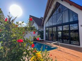 Brownhouse Luxury 2BR Chalet with Pool in Paje，位于帕杰的酒店