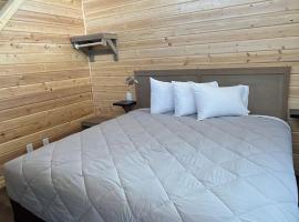 Brand New Cozy Cabin with Loft & King bed near Grand Canyon South Rim March 2026，位于瓦莱的酒店