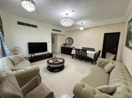 Big flat 3 bedrooms, in floor 15 full service，位于沙迦的住宿