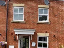 Modern 3-Bedroom Home 3 Minutes from Biggin Hill Airport - Secure Gated Community，位于比金山的酒店