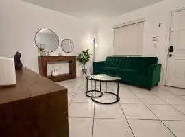 Beautiful 2brm condo w free parking fast WiFi