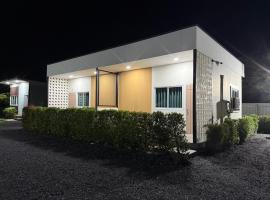 ช้อนเงินรีสอร์ท，位于北柳的带停车场的酒店