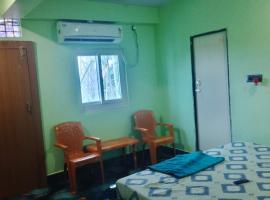 Arnav Lodge & Restaurant，位于Jhārsuguda的酒店