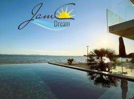JamC Dream Familientraum direkt am Meer mit beheiztem Pool，位于普利拉卡的酒店