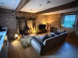 The Snug- A beautiful and characterful property connected to a historic Georgian Manor House