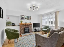 Hillsborough Home from Home, Garden and 2x Parking by StayByNumbers