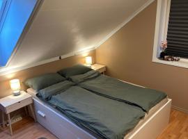 Comfortable room - Double bed - Private bathroom - Free parking - Shared kitchen - Bus stop and store 2 min walk，位于Lunden的酒店