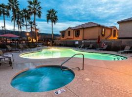 Central Luxury Mountain Oasis with TWO Pools and Jacuzzis，位于凤凰城的酒店